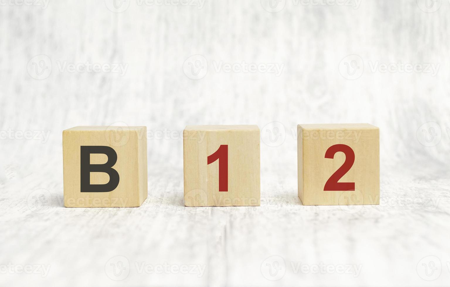 palavra b12 em cubos de madeira na mesa de trabalho de um médico foto