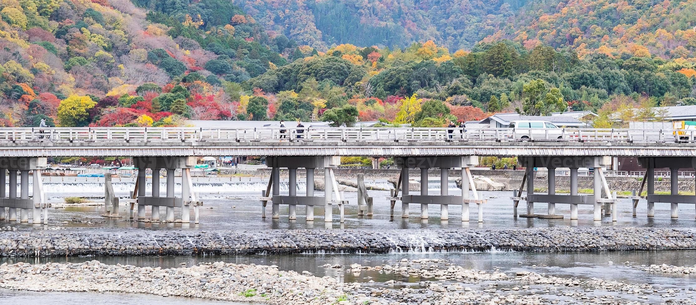 ponte togetsukyo com montanhas de folhas coloridas e rio katsura em arashiyama, ponto turístico e popular para atrações turísticas em kyoto, japão. outono outono temporada, férias, férias e passeios turísticos foto