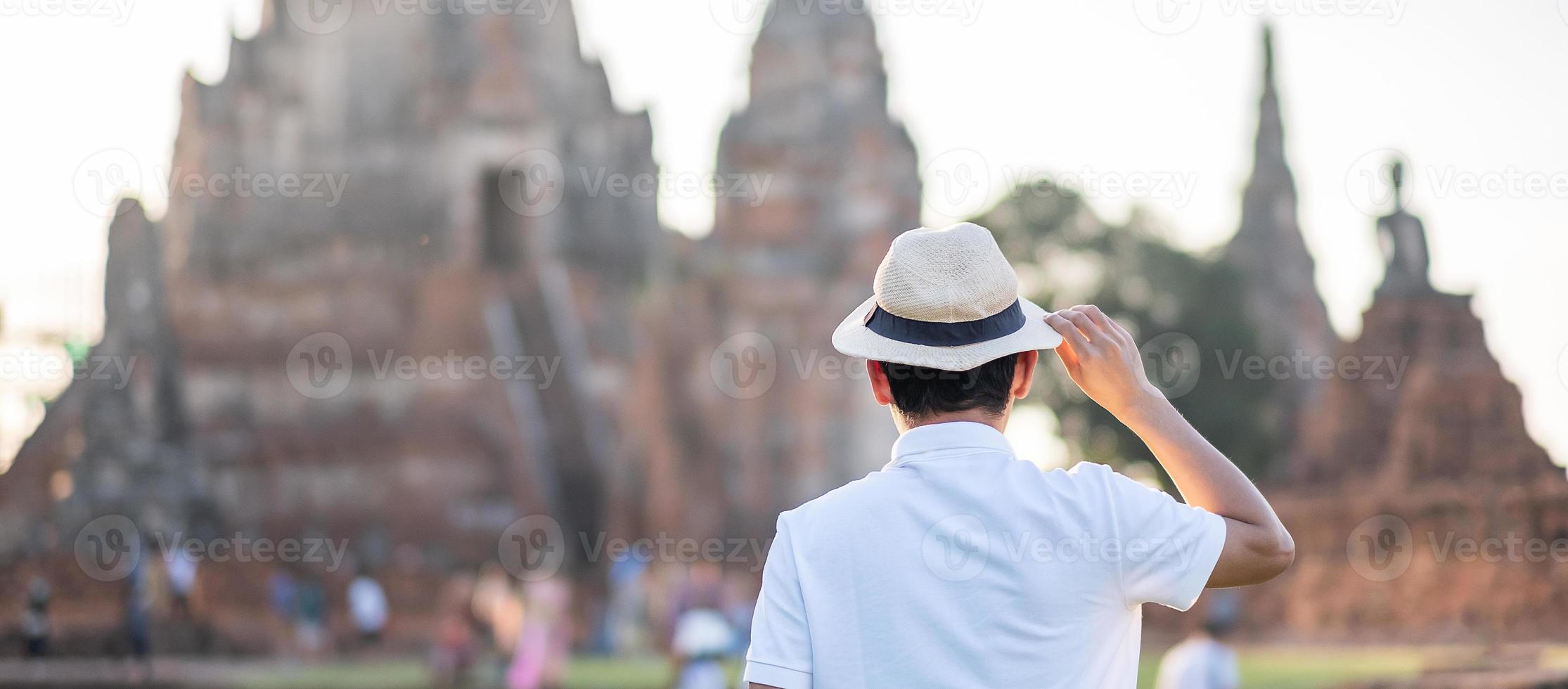 homem turista visitando a antiga estupa no templo wat chaiwatthanaram no parque histórico de ayutthaya, verão, solo, ásia e tailândia conceito de viagem foto