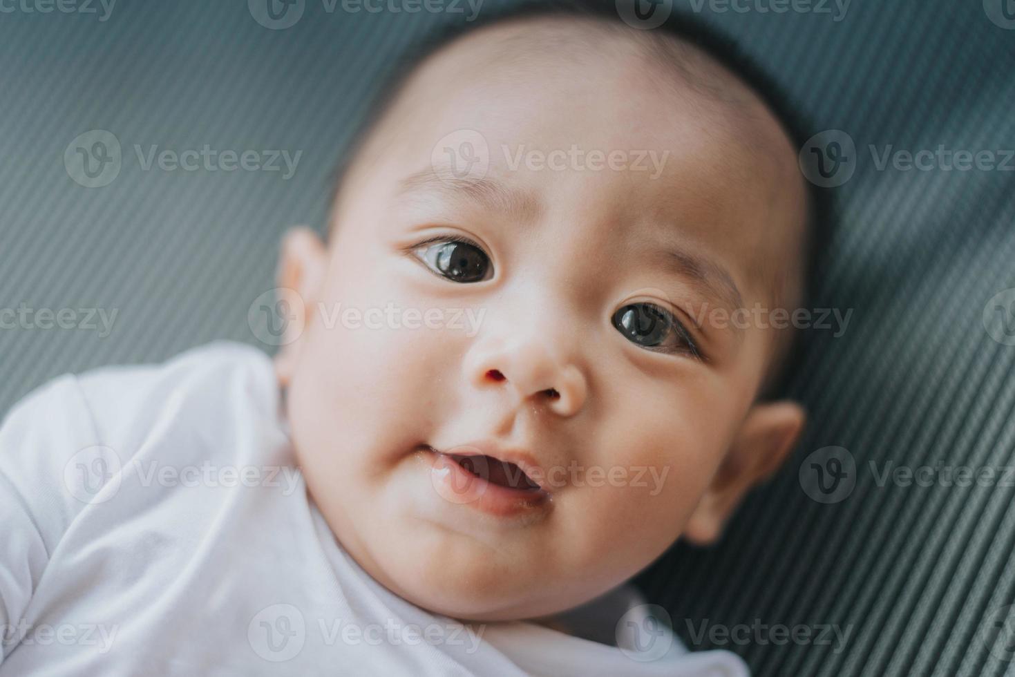 bebezinho asiático bonitinho sorrindo e rindo. rosto feliz e sorridente de bebê asiático. foto