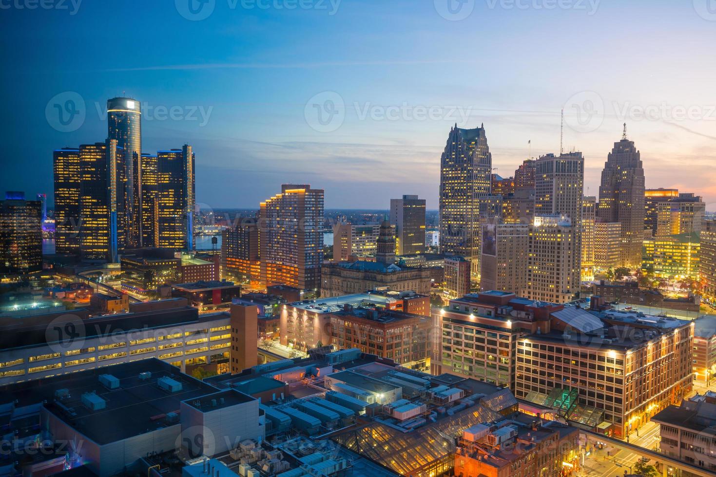 vista aérea do centro de detroit no crepúsculo foto