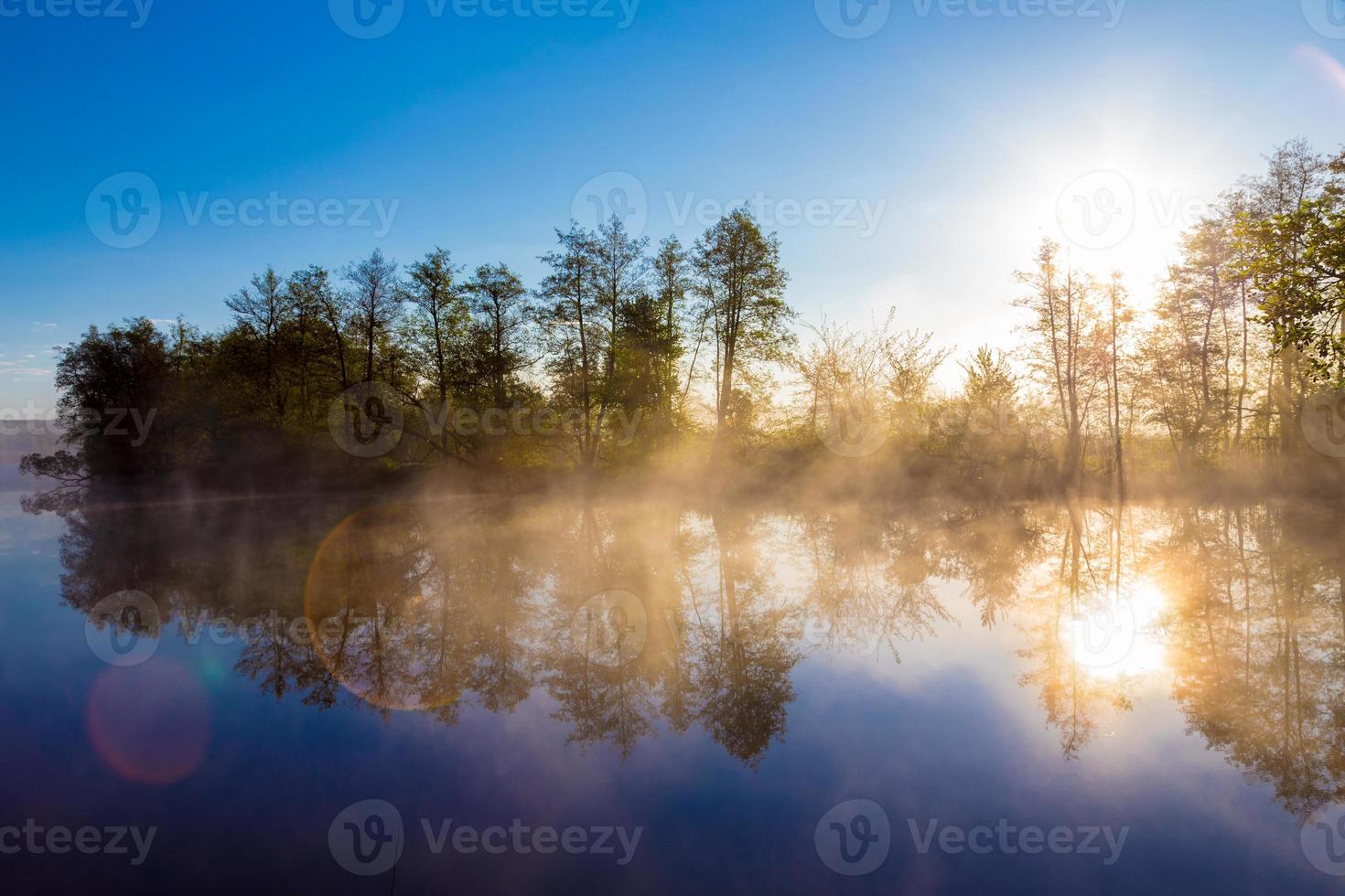 névoa da manhã em um rio calmo foto