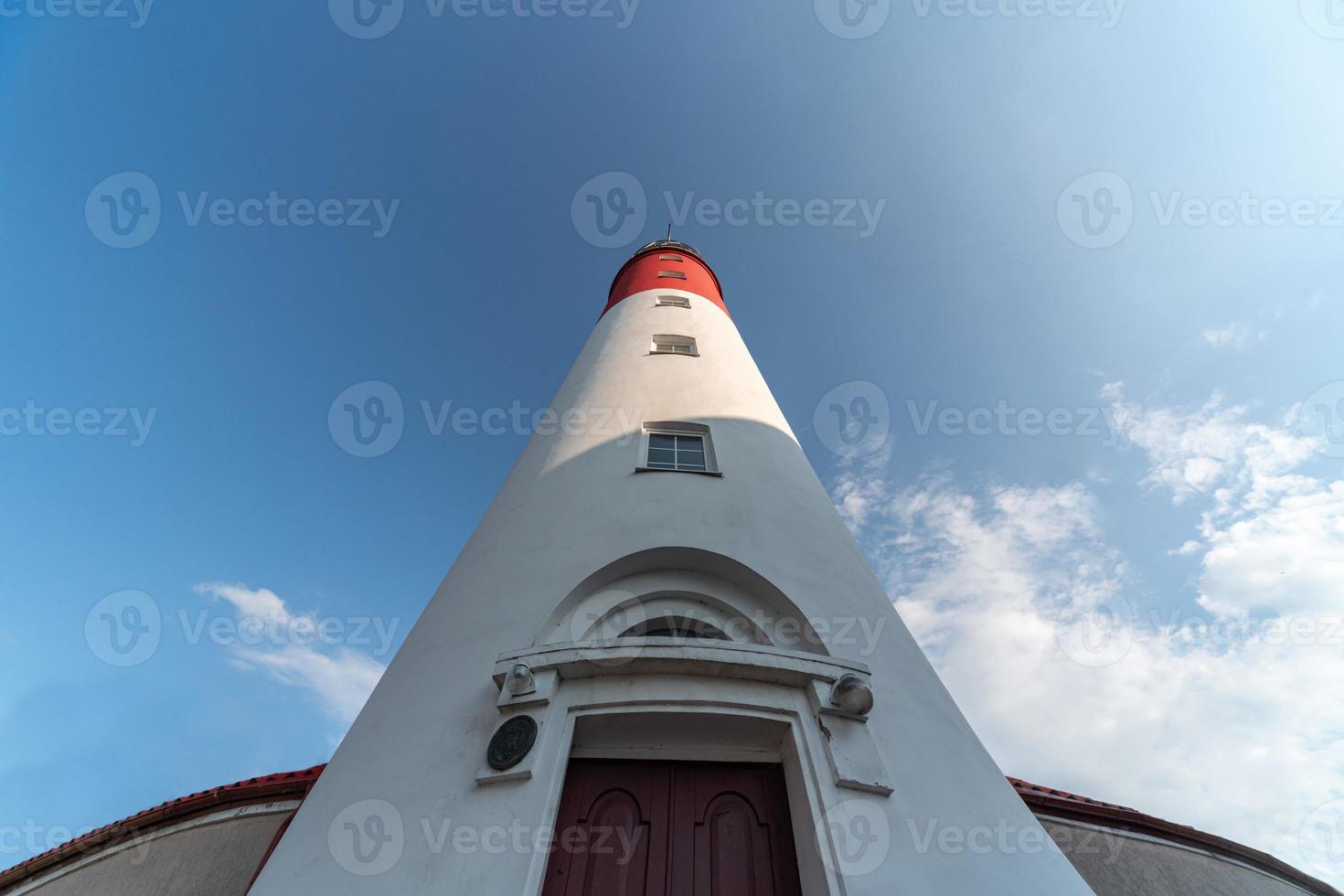 farol do Báltico, cores brancas vermelhas, vista inferior. farol russo mais ocidental na cidade de baltiysk. lindo tempo ensolarado. foto