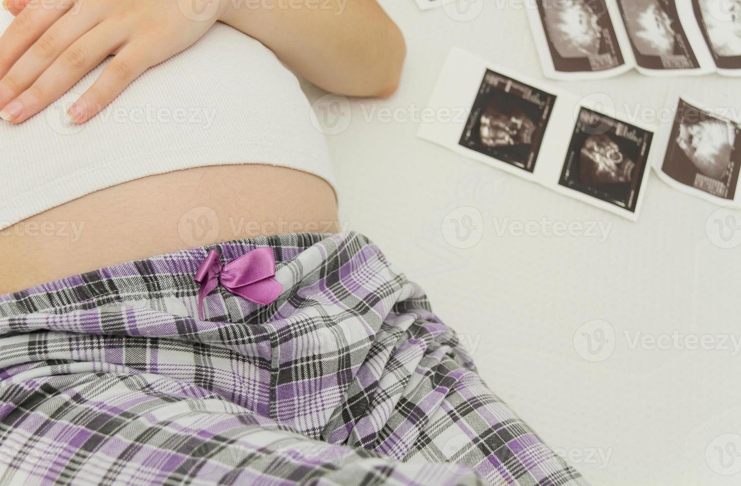 mulher grávida gosta de olhar para ultra-sonografia do bebê foto