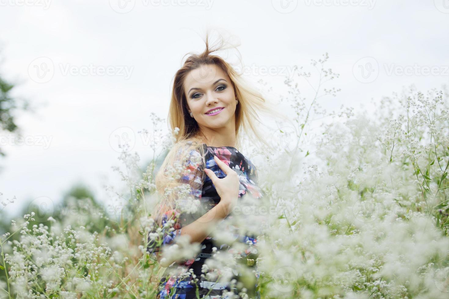 menina de beleza ao ar livre curtindo a natureza, garota loira de vestido na foto
