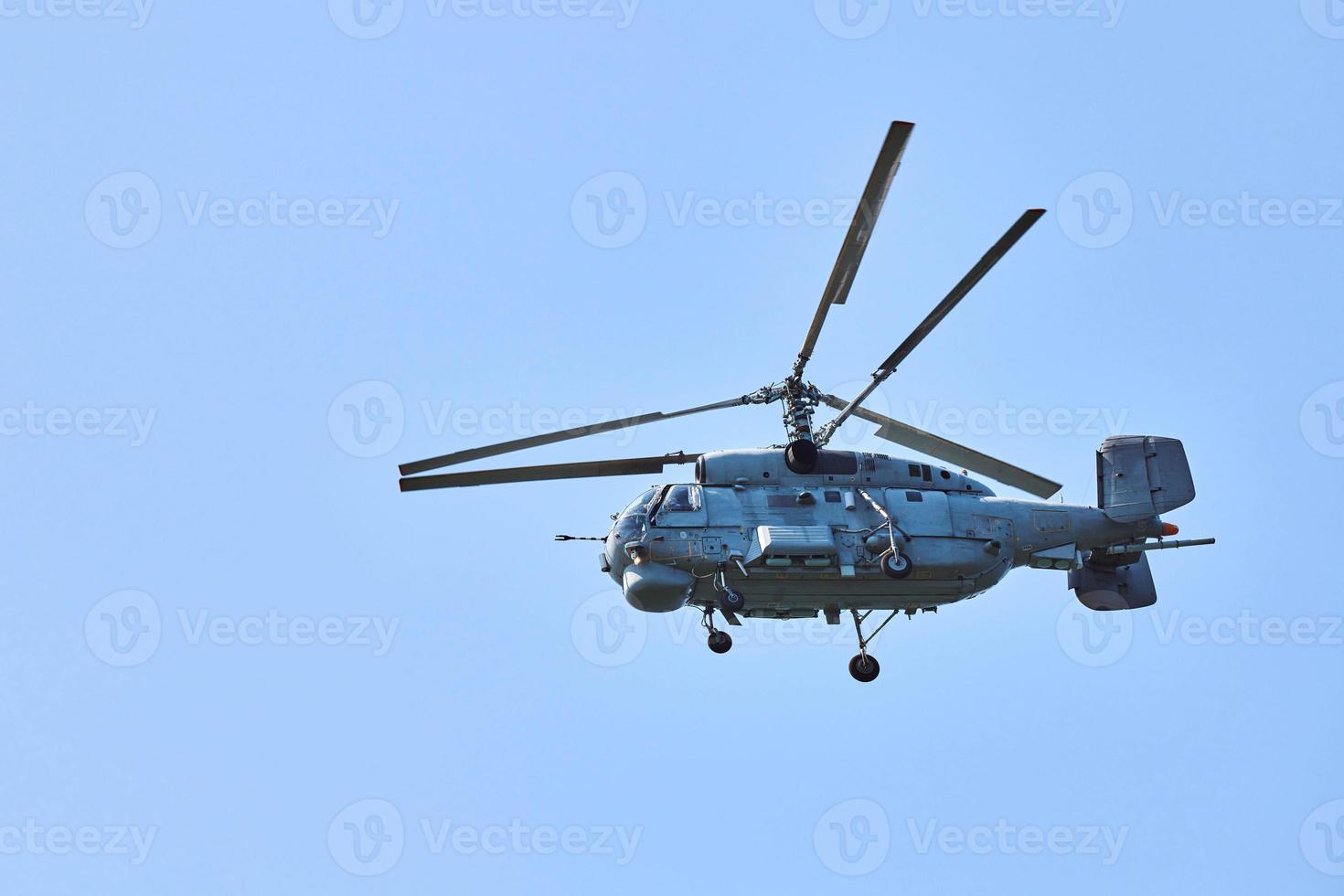 helicóptero da marinha voando contra o céu azul, copie o espaço. um helicóptero de guerra militar, vista lateral foto