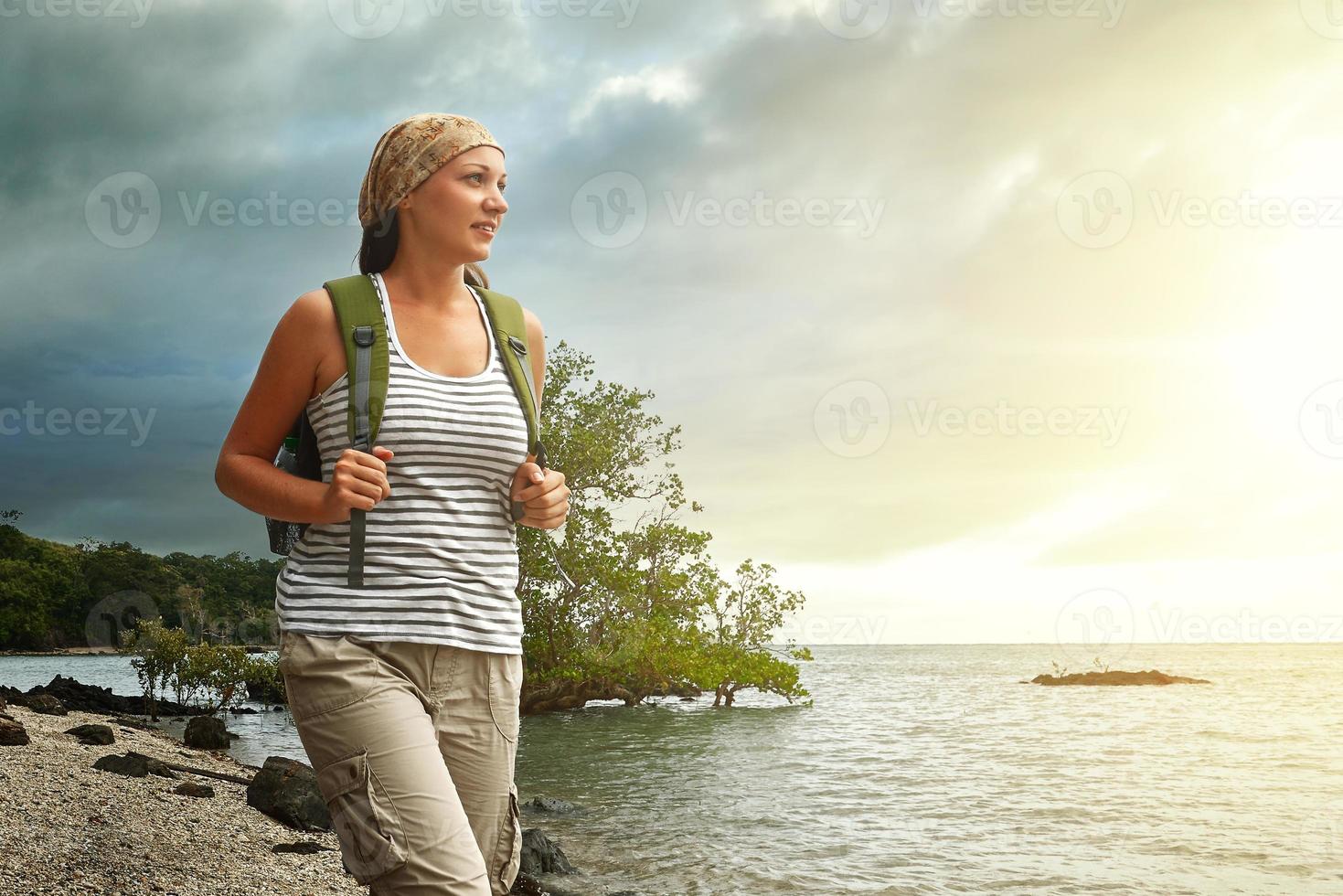 garota turista apreciando a vista do belo pôr do sol e mar, viajar foto