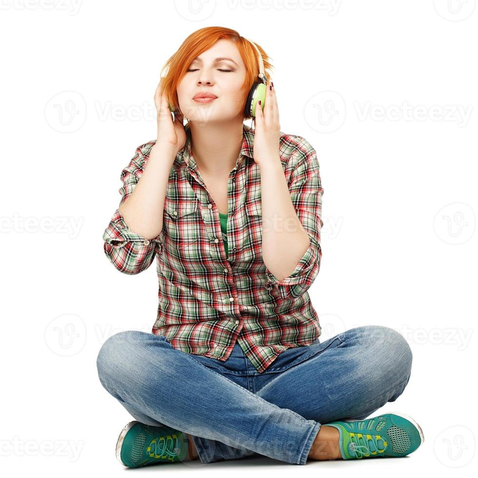 jovem, desfrutando de ouvir música em fones de ouvido isolados na foto
