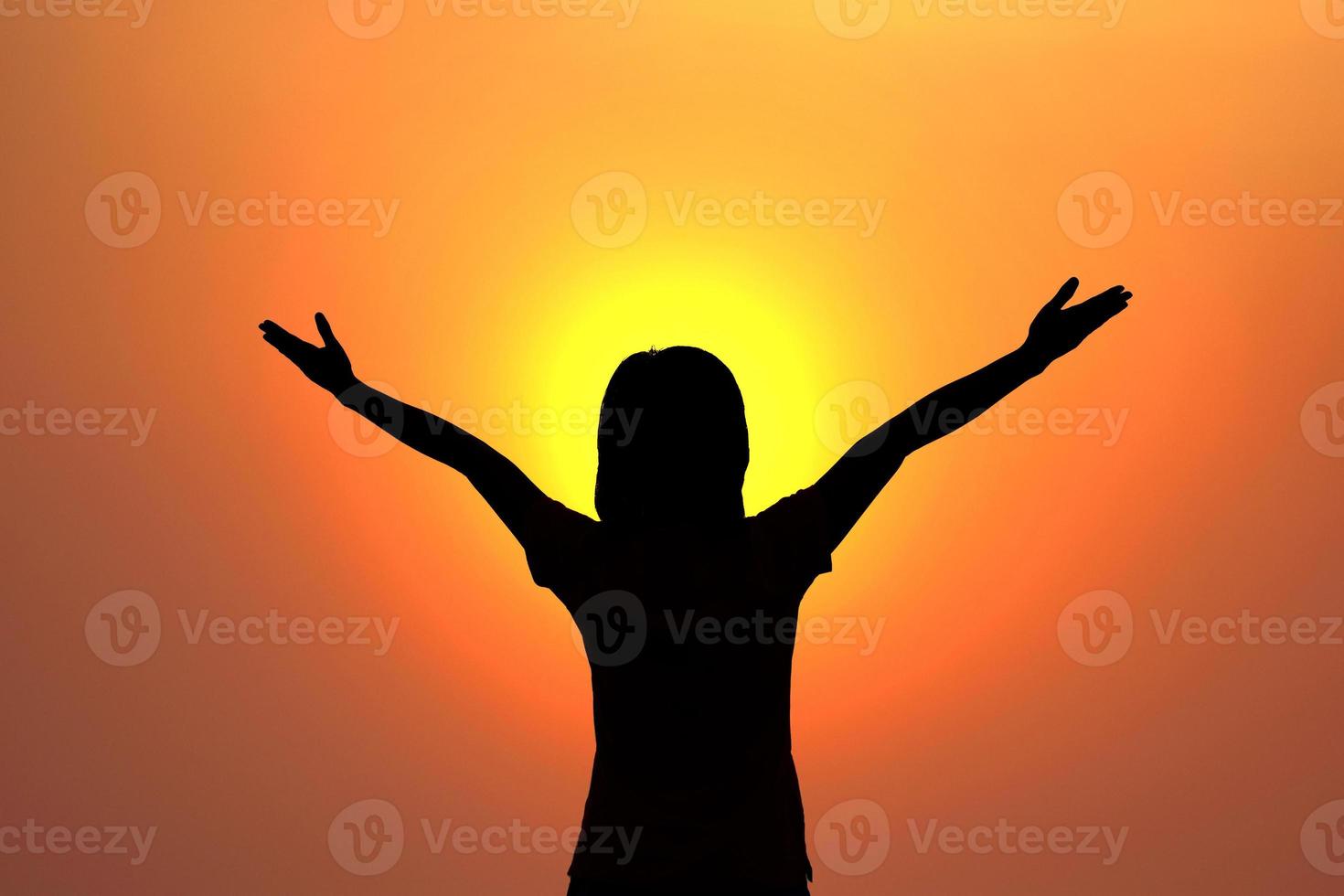 silhueta de jovem na conceft pôr do sol para o sucesso relaxar foto