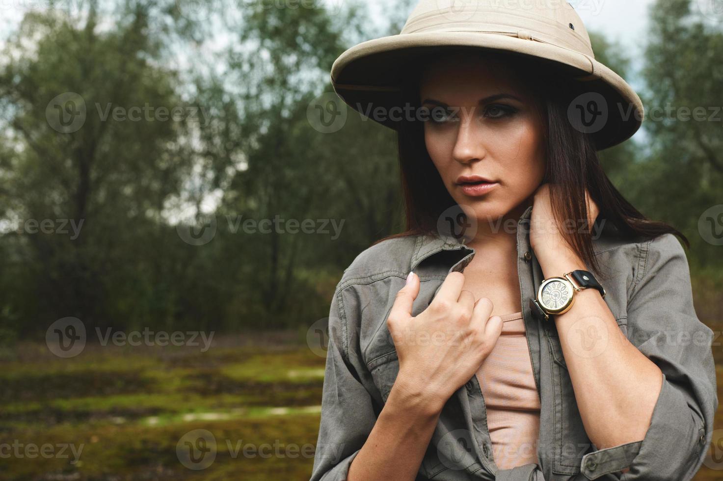 mulher de safari no pântano da manhã foto