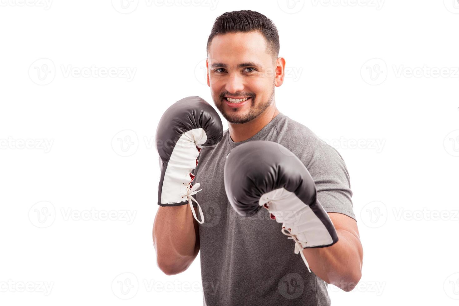 homem desfrutando de prática de boxe foto