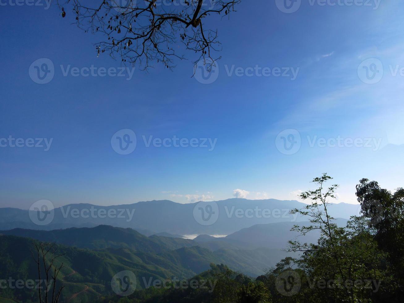 paisagem de belas montanhas matinais em tons de camada e céu azul brilhante para papel de parede foto