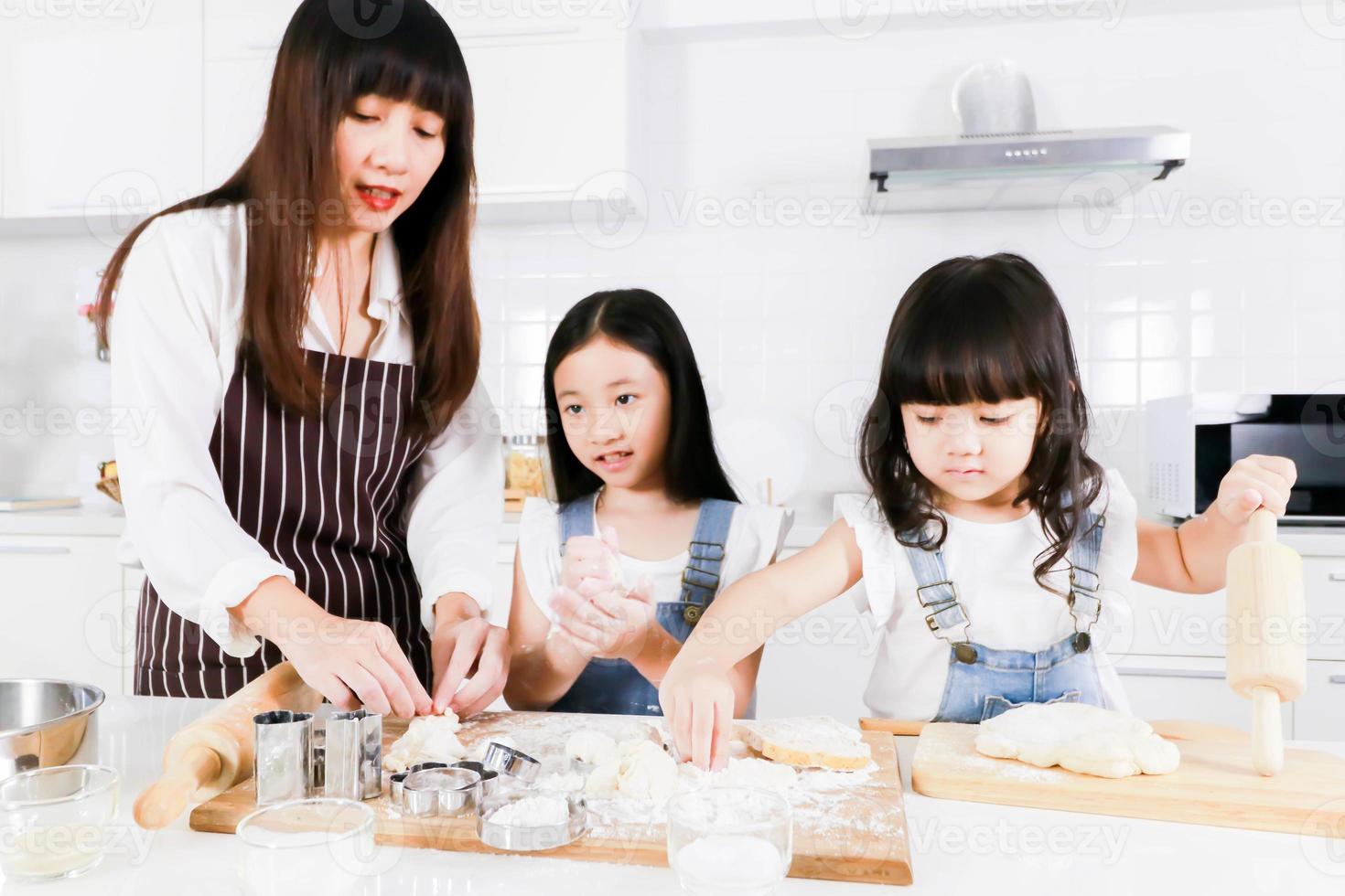 menina feliz ajudante de cozinha preparar massa para padaria na cozinha foto