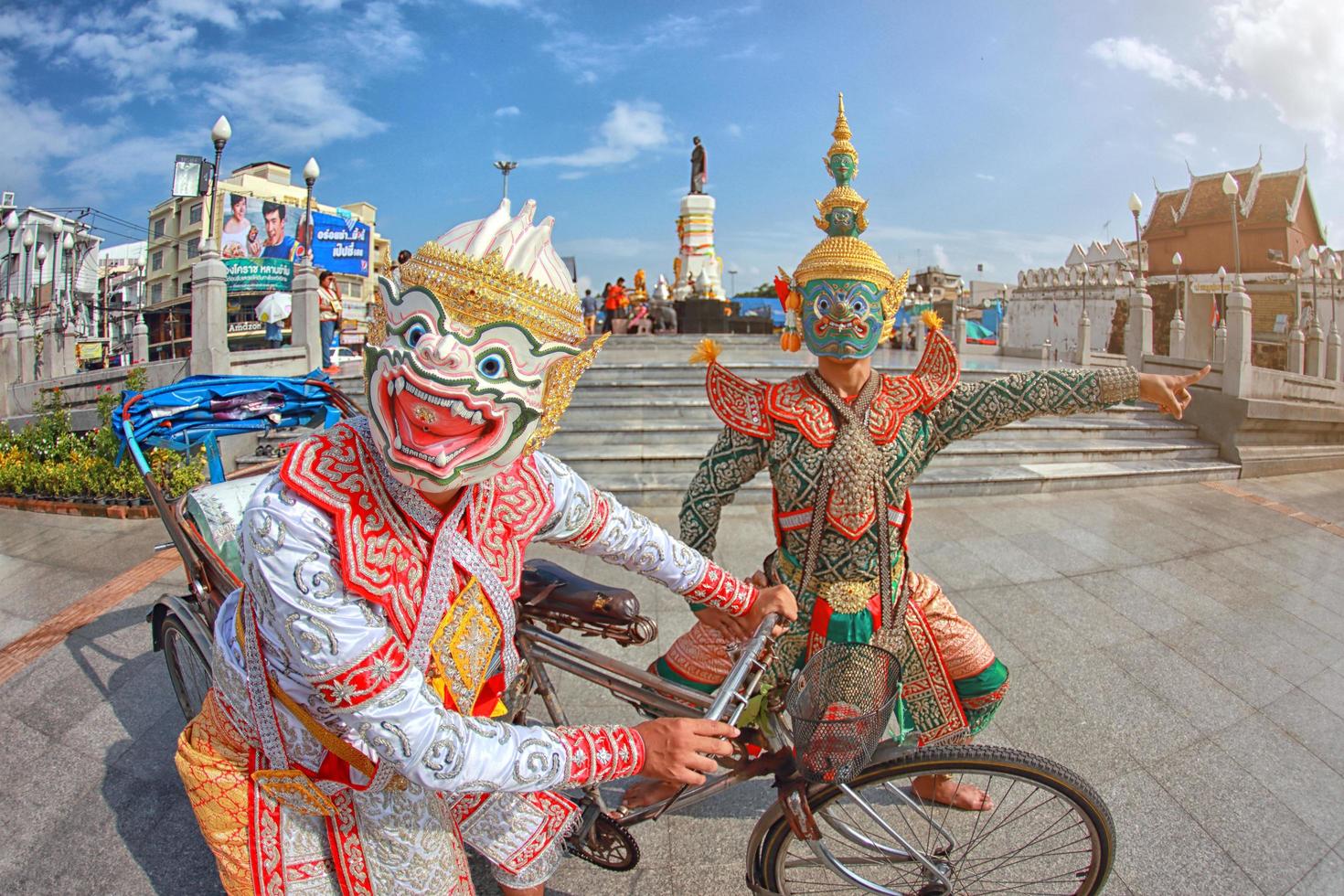 korat, tailândia - 2 de outubro de 2016 khon é arte de drama de dança tradicional do clássico tailandês mascarado, este desempenho é épico de ramayana. conceito realizando em público para promover o turismo na tailândia. foto