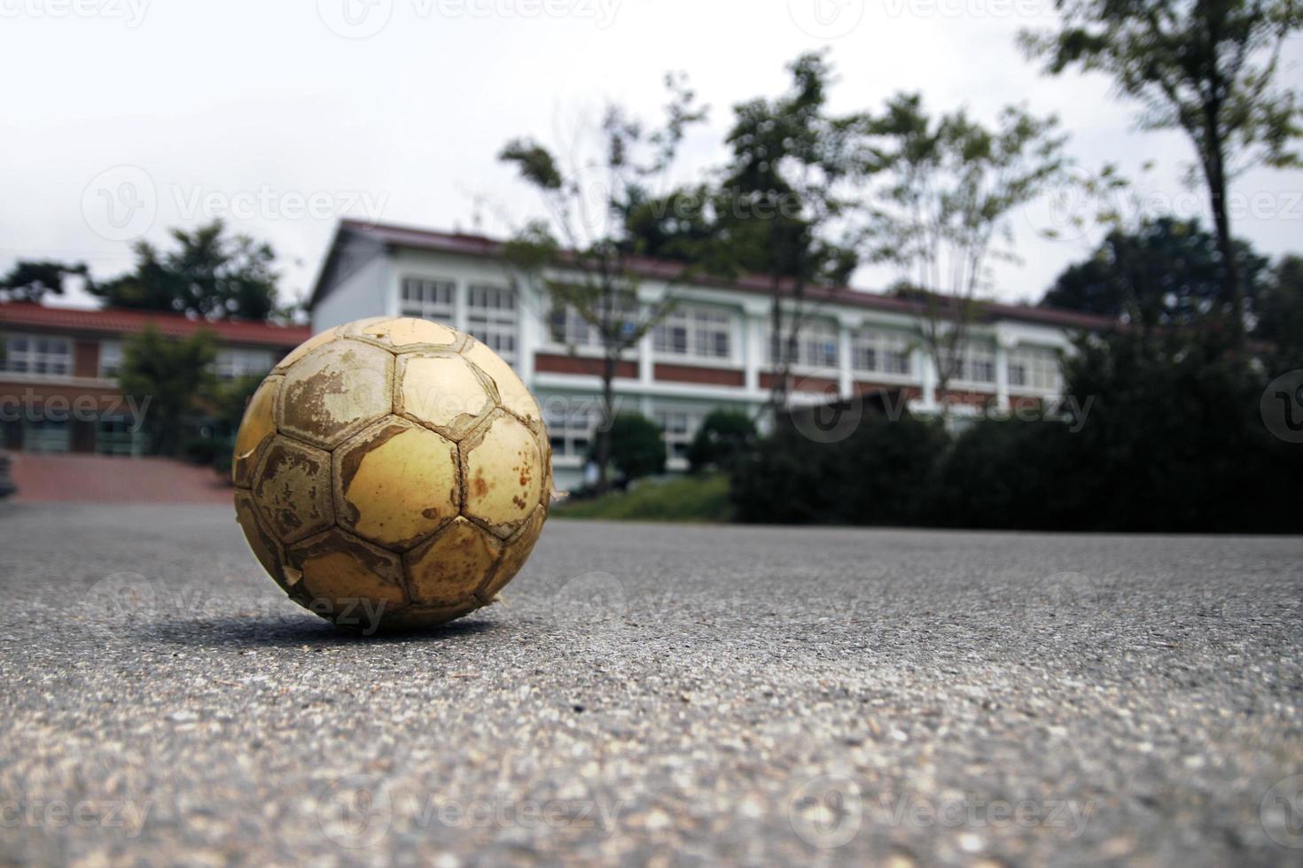 velha bola de futebol na escola foto