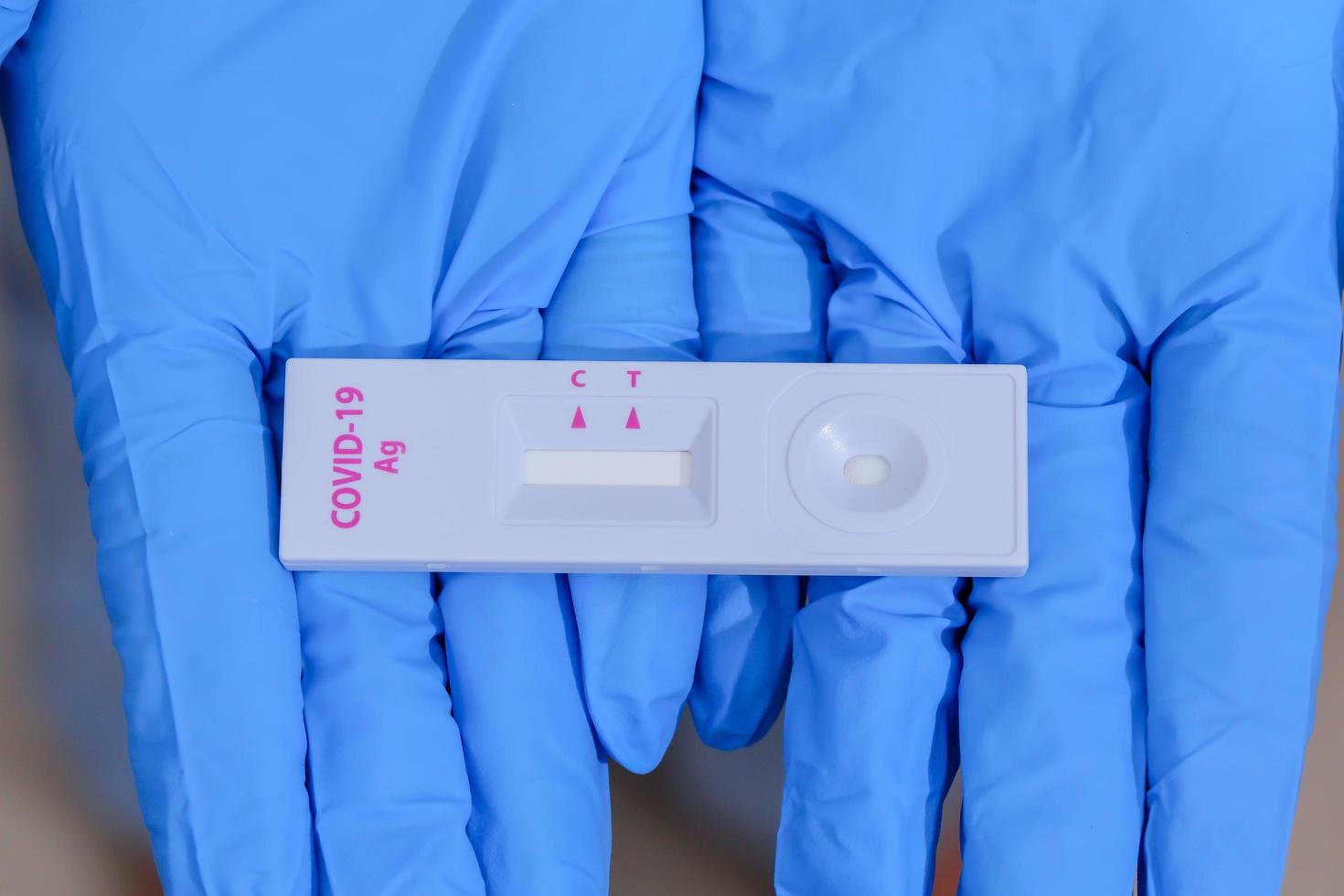 closeup de uma doença de vírus corona. kit de saúde para teste de antígeno rápido covid-19, teste de detecção rápida, confortável para teste em casa por conta própria. foto