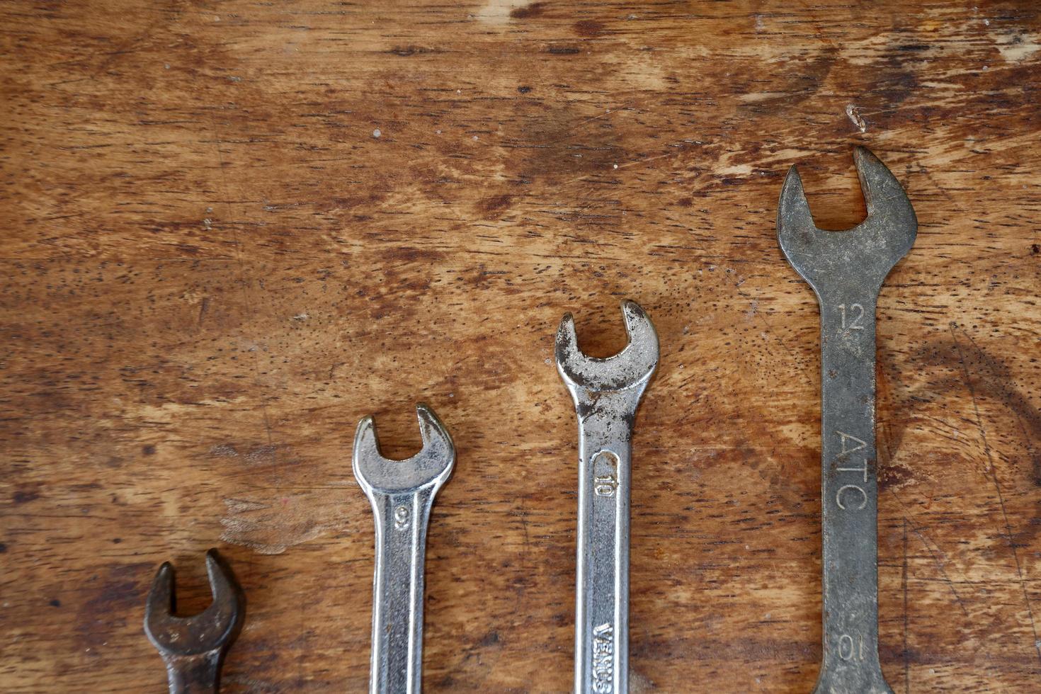 ferramentas antigas em uma mesa de madeira foto