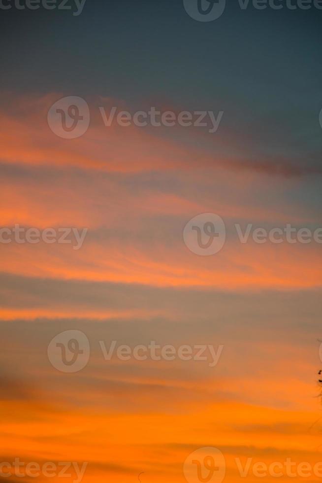 nuvens e céu ao pôr do sol do nascer do sol foto