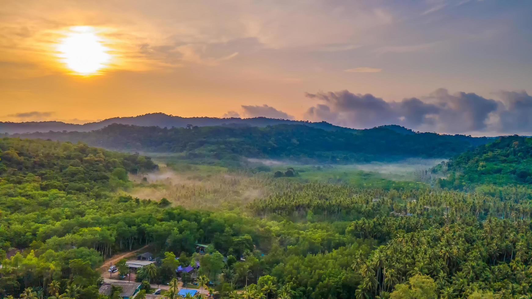 vista aérea da natureza tropical paraíso ilha praia ordenar um bom tempo de verão bonito na praia com água clara e céu azul em koh kood ou ko kut, tailândia. foto