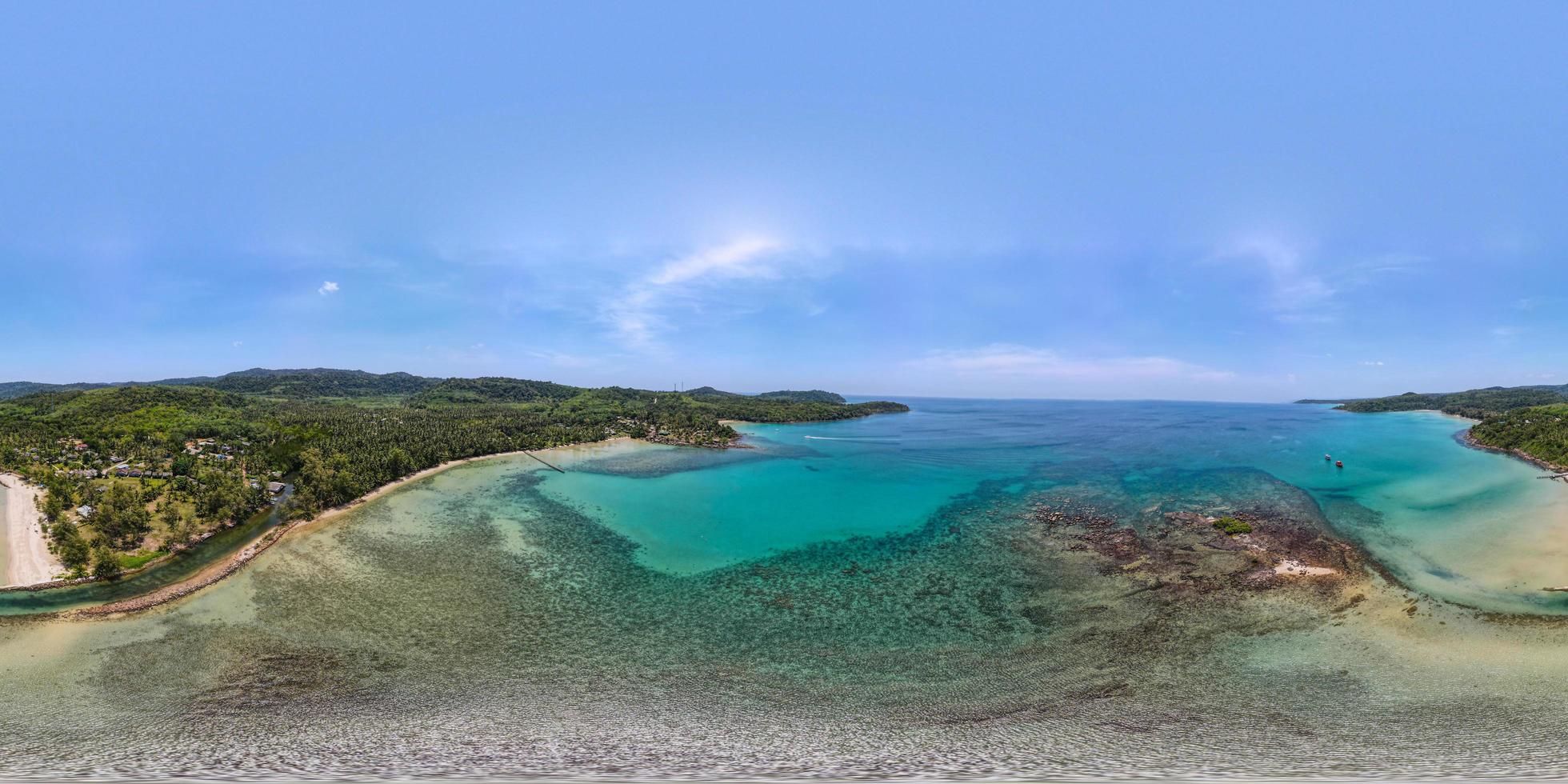 vista aérea da natureza tropical paraíso ilha praia ordenar um bom tempo de verão bonito na praia com água clara e céu azul em koh kood ou ko kut, tailândia. foto