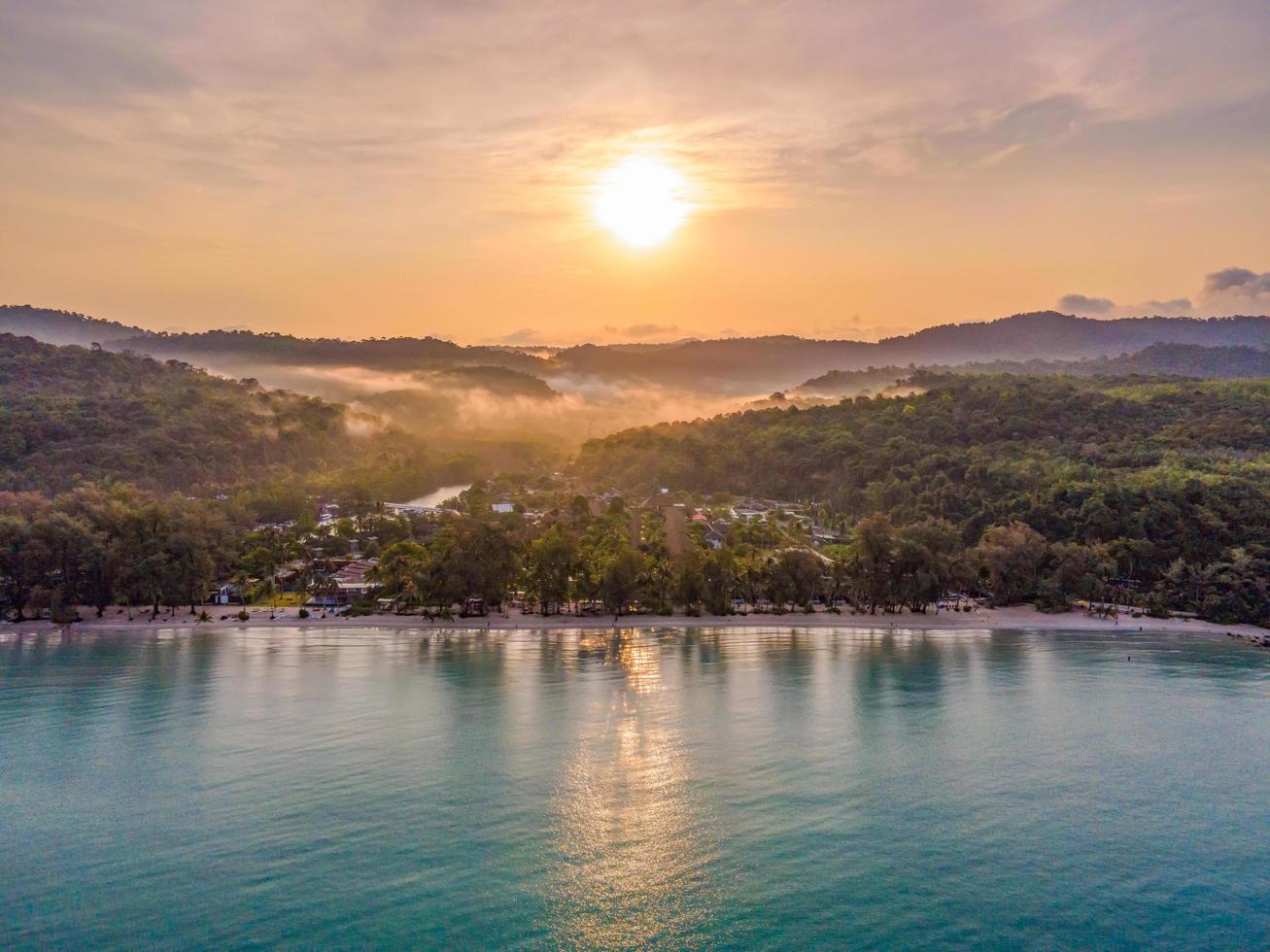 vista aérea da natureza tropical paraíso ilha praia ordenar um bom tempo de verão bonito na praia com água clara e céu azul em koh kood ou ko kut, tailândia. foto