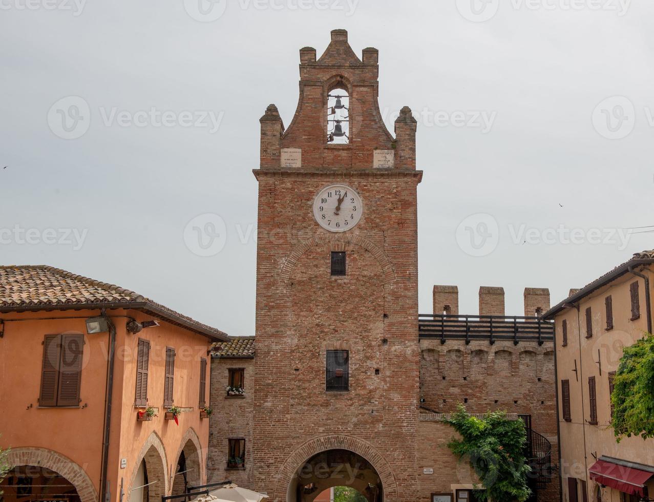 torre de tijolos antigos com relógio foto