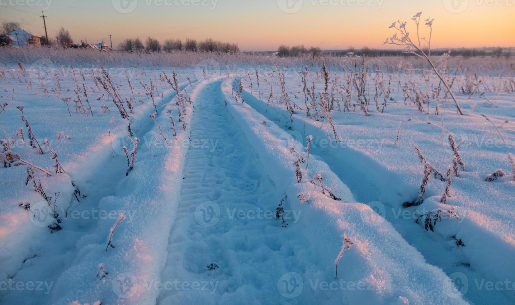 paisagem de inverno, marcas de pneus na neve, estrada de neve foto