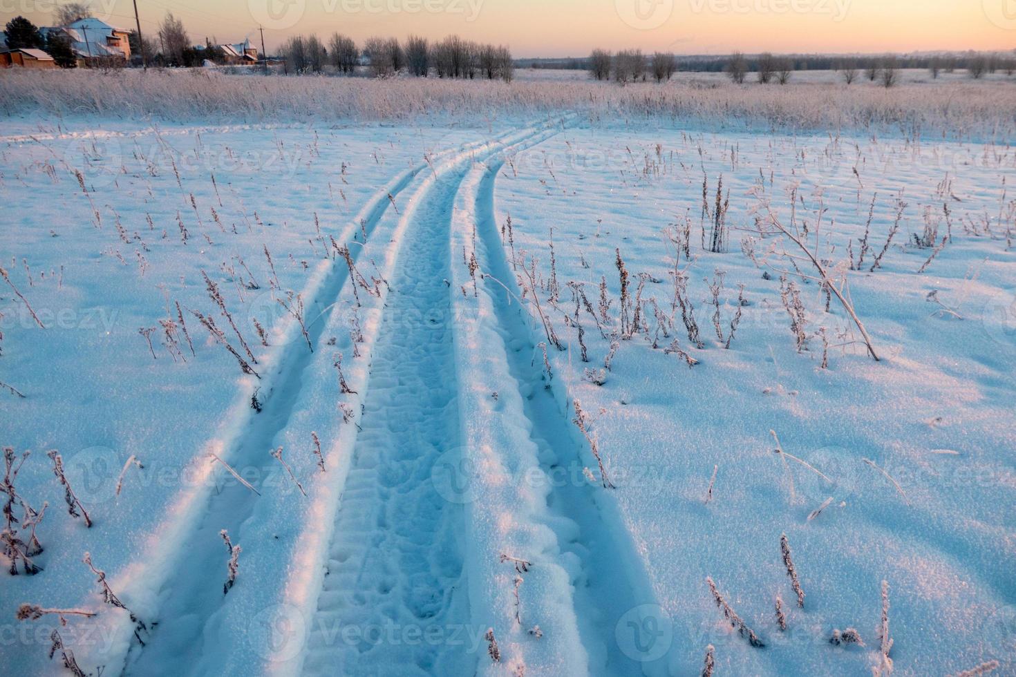 paisagem de inverno, marcas de pneus na neve, estrada de neve foto