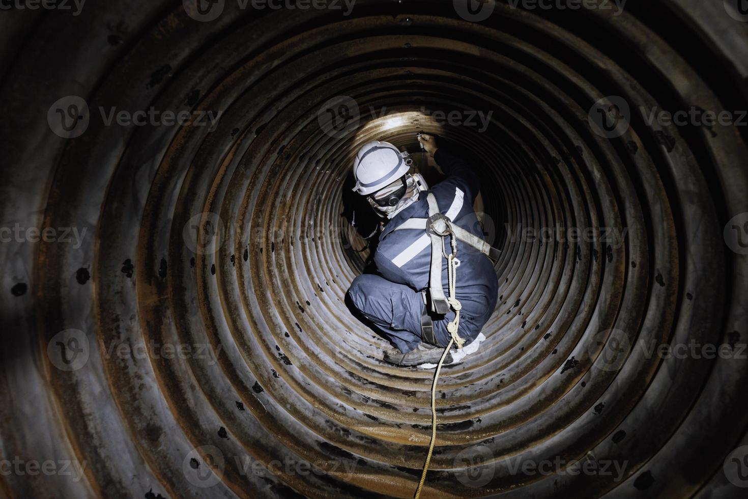 a inspeção do trabalhador masculino mediu a espessura circular do tubo da bobina da espessura mínima da varredura da caldeira foto