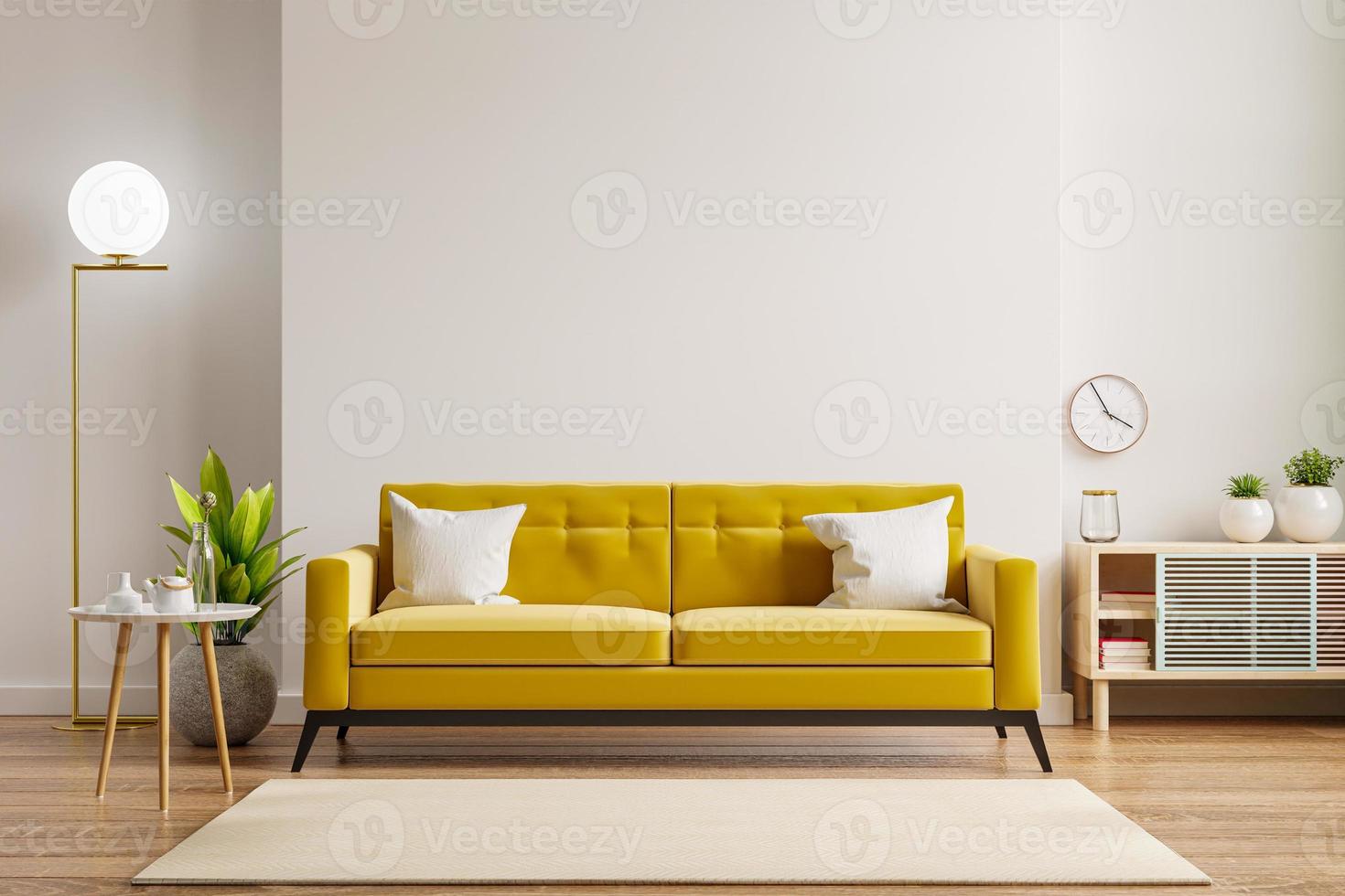 sofá amarelo e mesa de madeira no interior da sala com planta, parede branca. foto