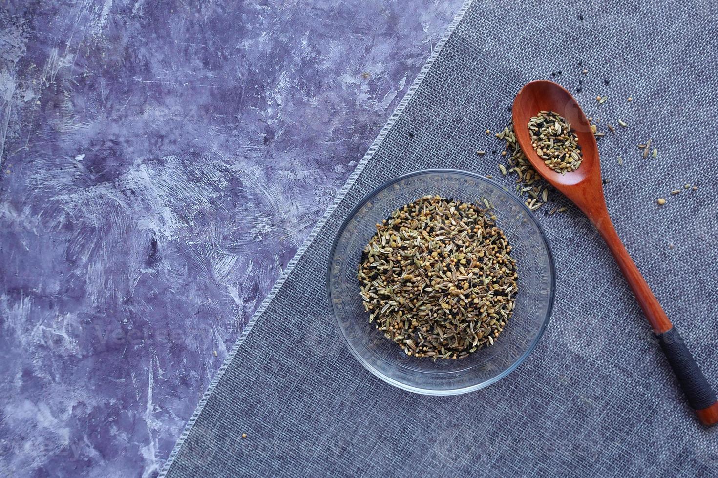 misto de especiarias diferentes em uma tigela na mesa foto