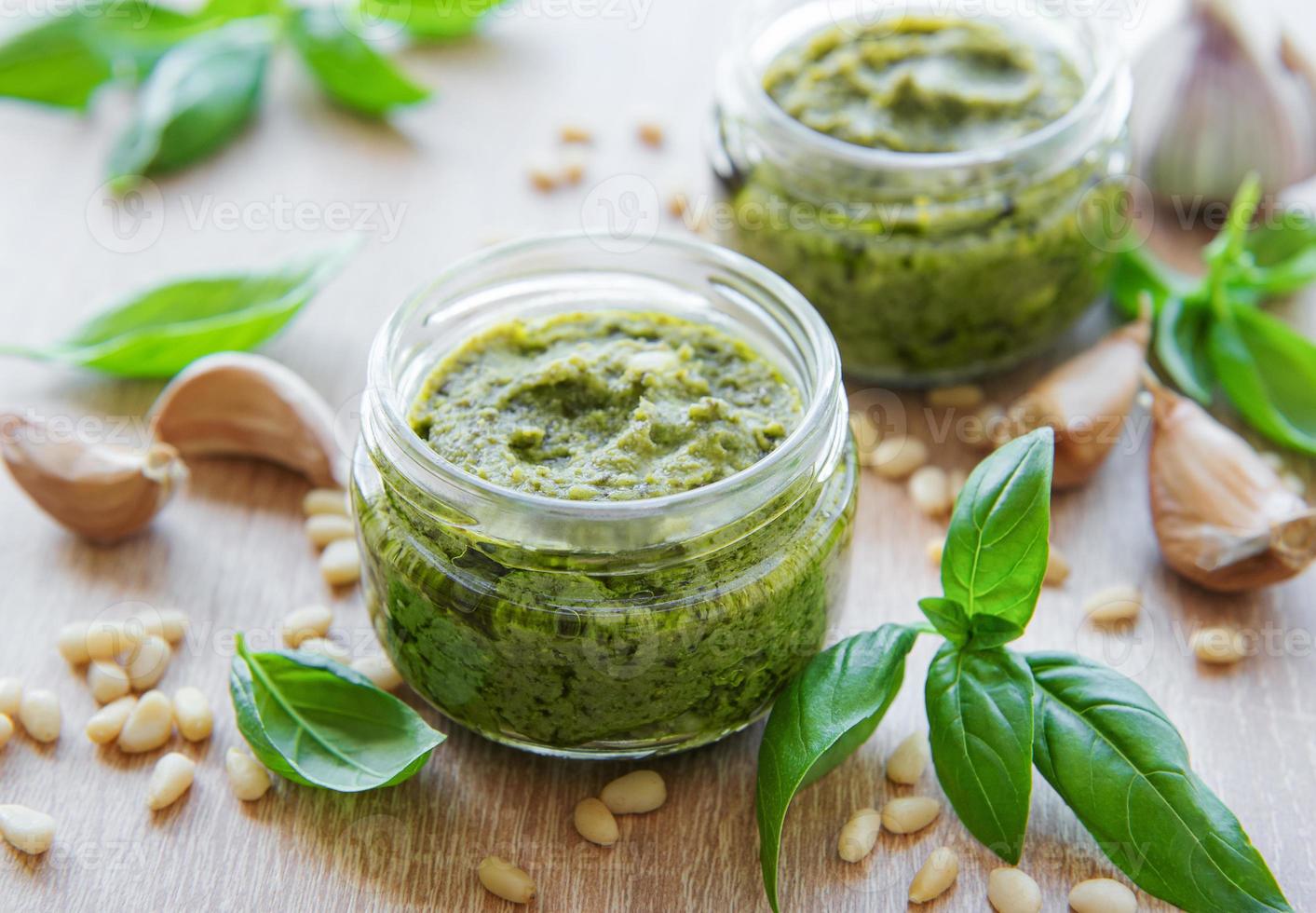 pesto de manjericão verde foto