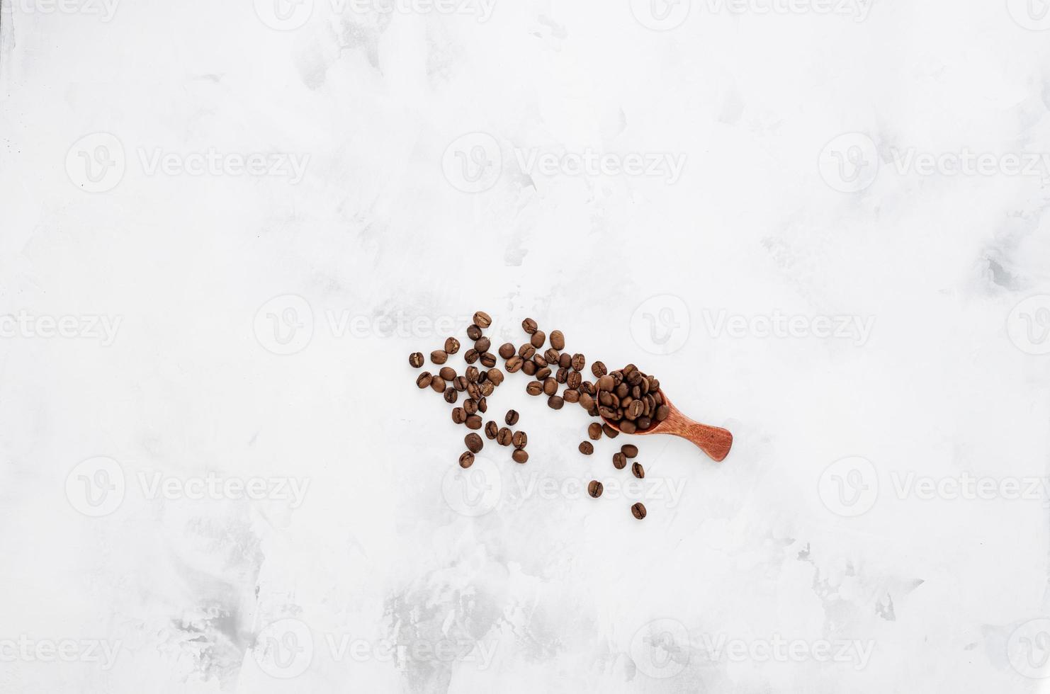 grãos de café em fundo de concreto foto