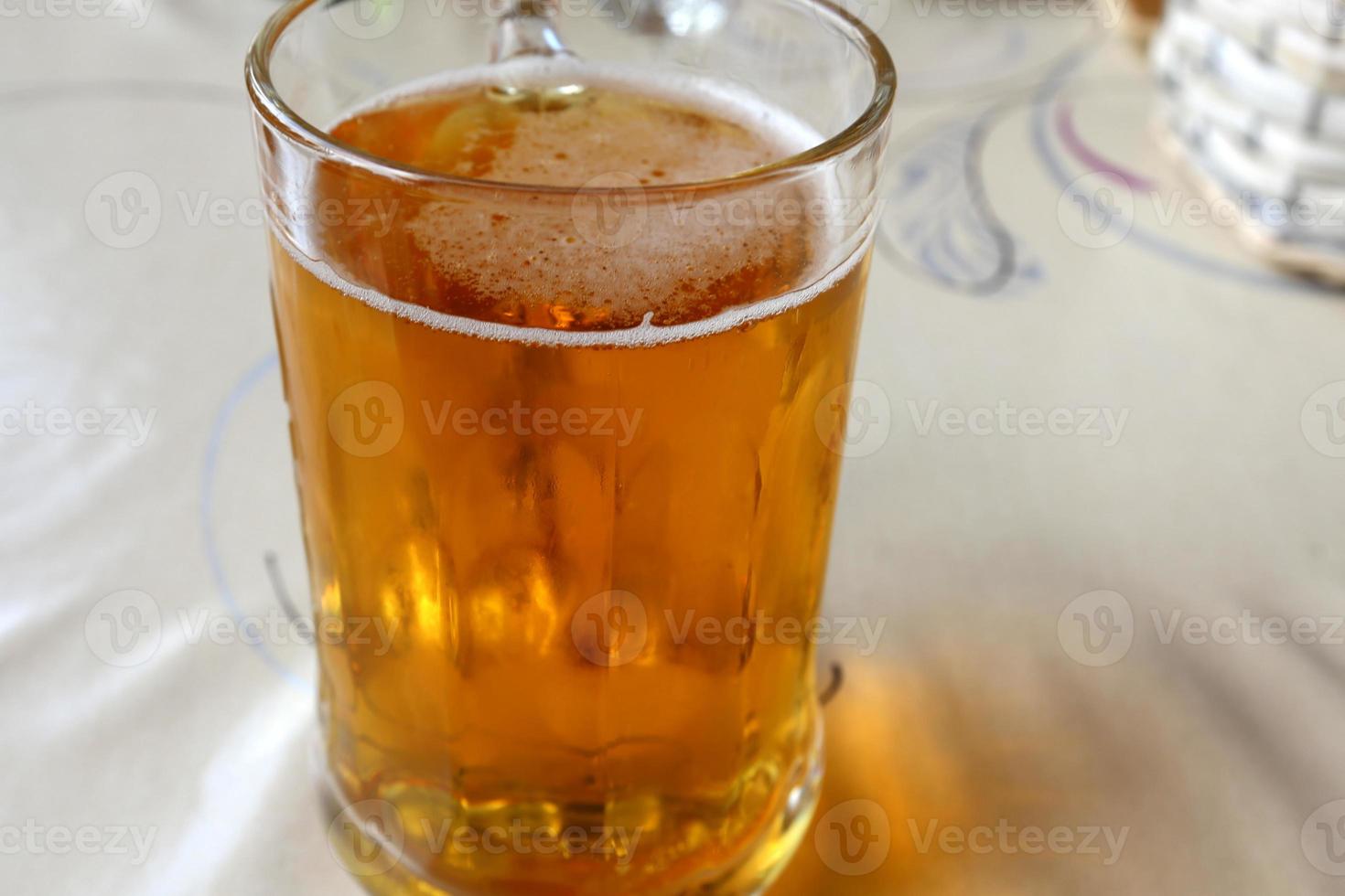 cerveja leve fresca em um copo. foto