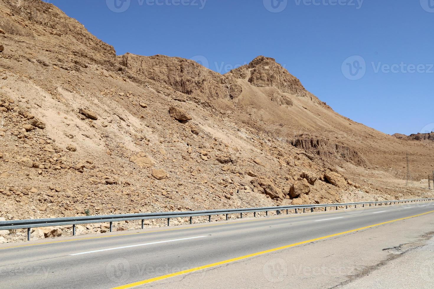 estrada nas montanhas eilat no deserto de negev foto