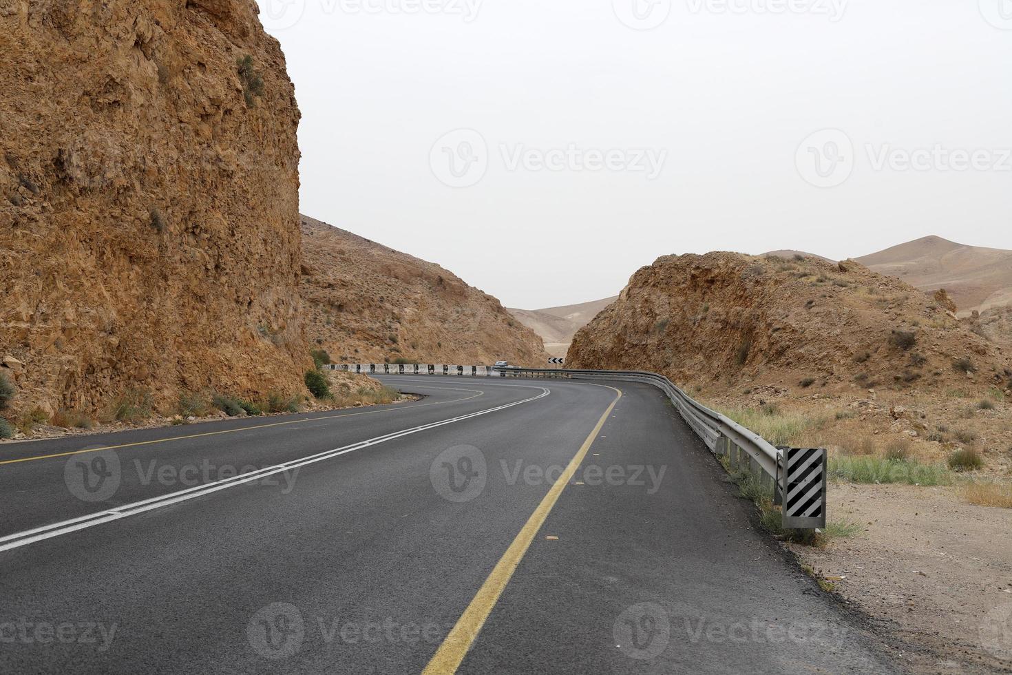 estrada nas montanhas eilat no deserto de negev foto