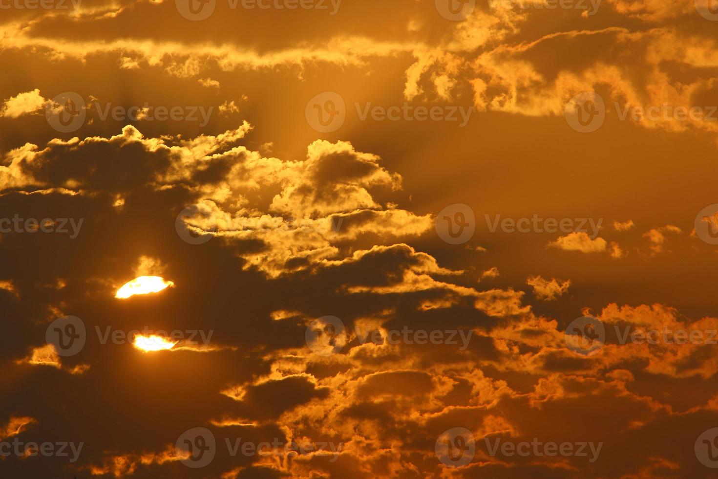 o sol é uma das estrelas da nossa galáxia e a única estrela do sistema solar. foto