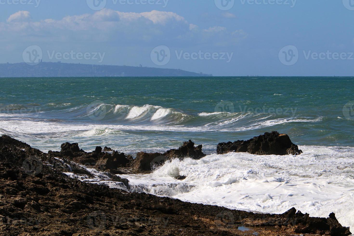 costa mediterrânea no norte de israel foto