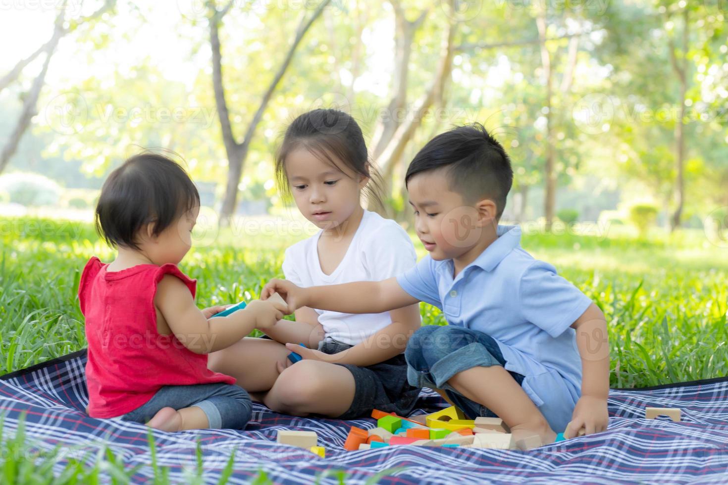 menino e menina está jogando por ideia e inspiração com bloco de brinquedo, criança aprendendo com bloco de construção para educação, atividade infantil e jogo no parque com feliz no verão. foto