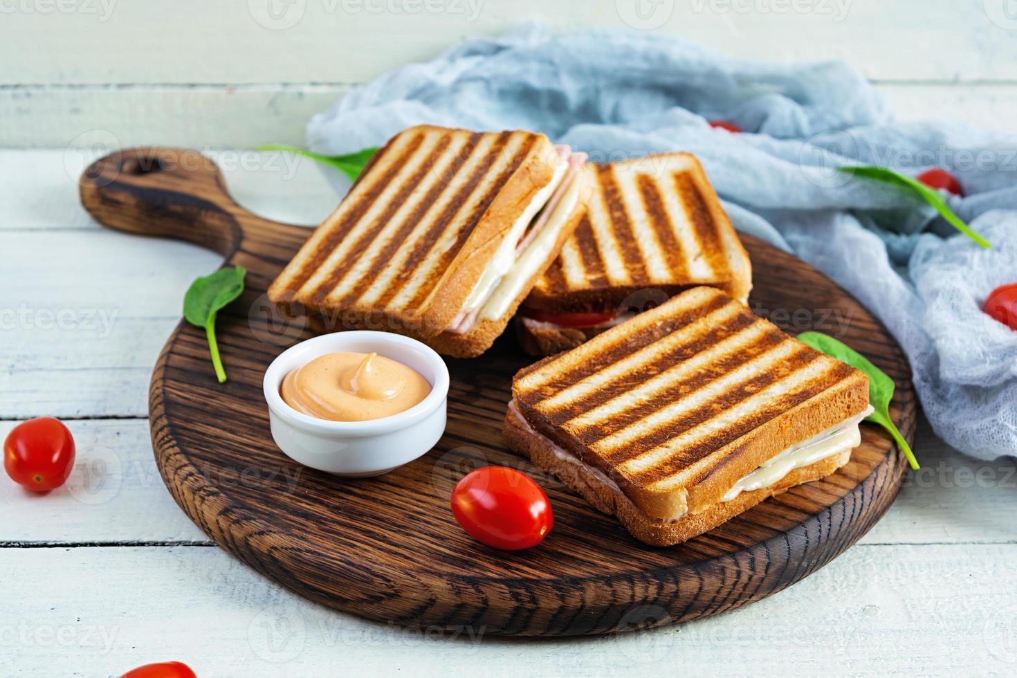 sanduíche de clube com presunto, tomate, queijo e espinafre. panini grelhado foto