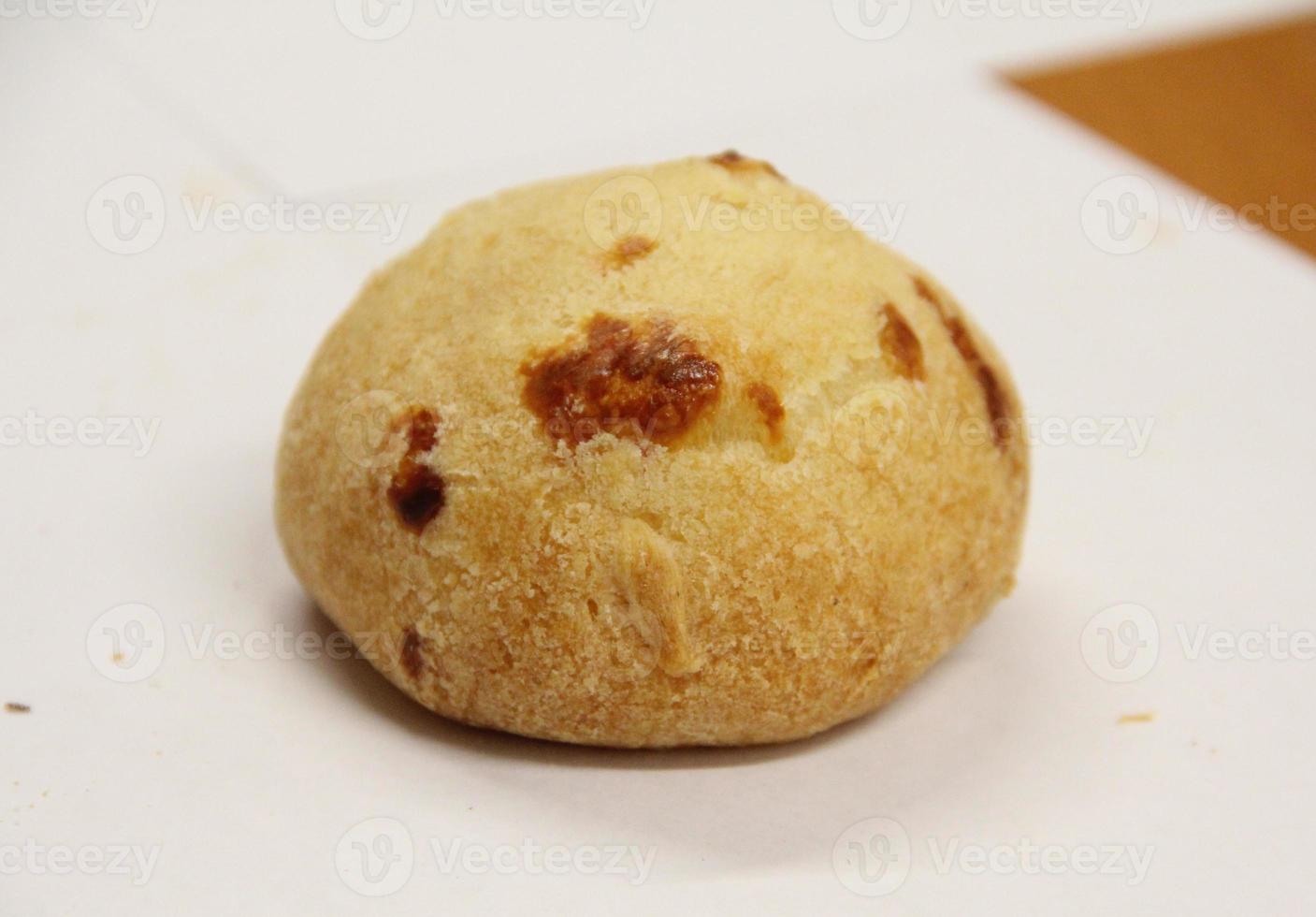 pão integral cru, bolo, parmesão mochi isolado no fundo branco foto