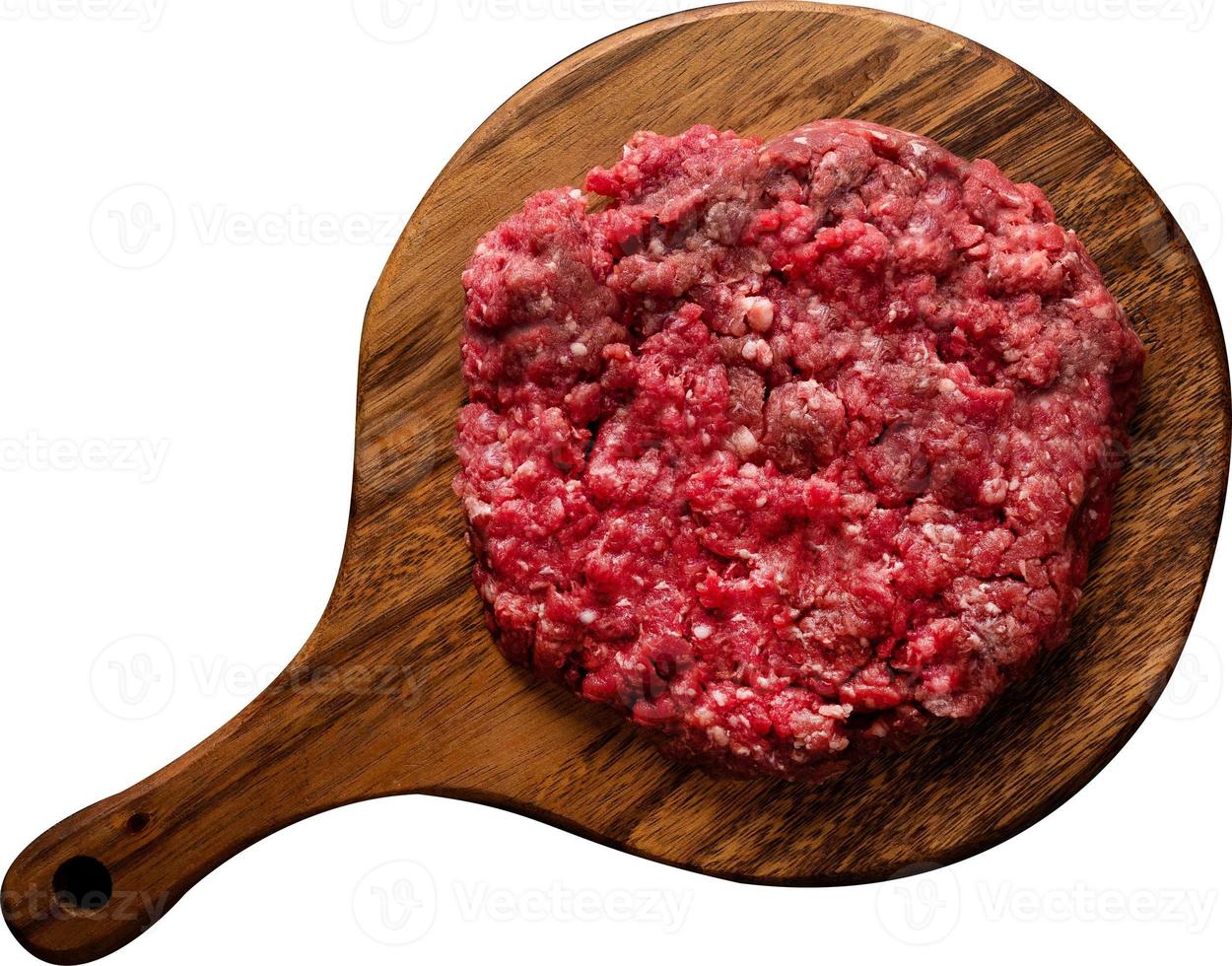 carne moída de carne crua, picada, mesa de madeira isolada na mesa branca foto