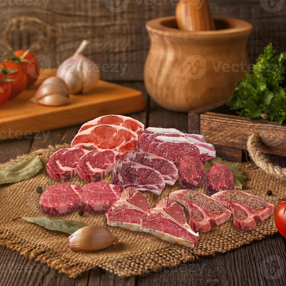bife de carne crua, churrasco polvilhe ervas, especiarias, vegetais de frescura isolados no fundo branco foto