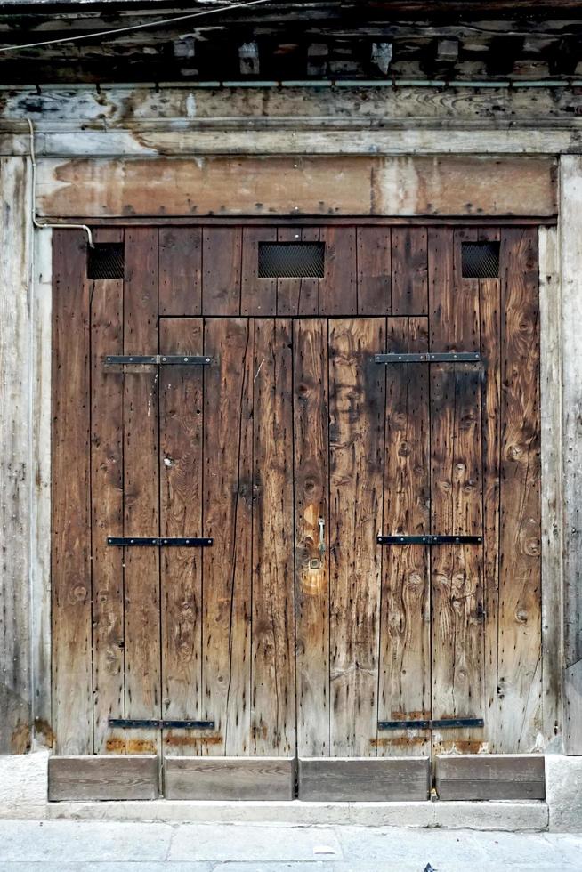 charmosa casa de porta de madeira velha foto