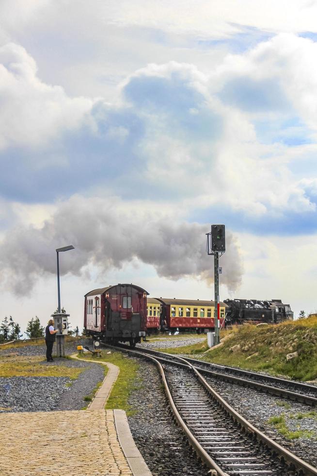 harz baixa saxônia alemanha 2010 brockenbahn locomotiva trem no pico da montanha brocken harz alemanha. foto