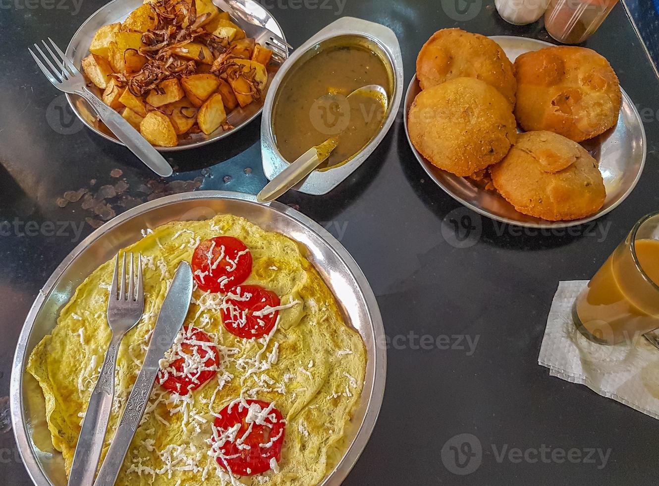 comida indiana típica com batatas fritas aloo puri curry índia. foto