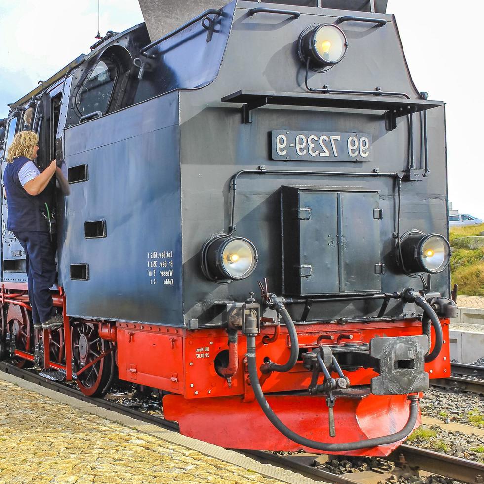 harz baixa saxônia alemanha 2010 brockenbahn locomotiva trem no pico da montanha brocken harz alemanha. foto