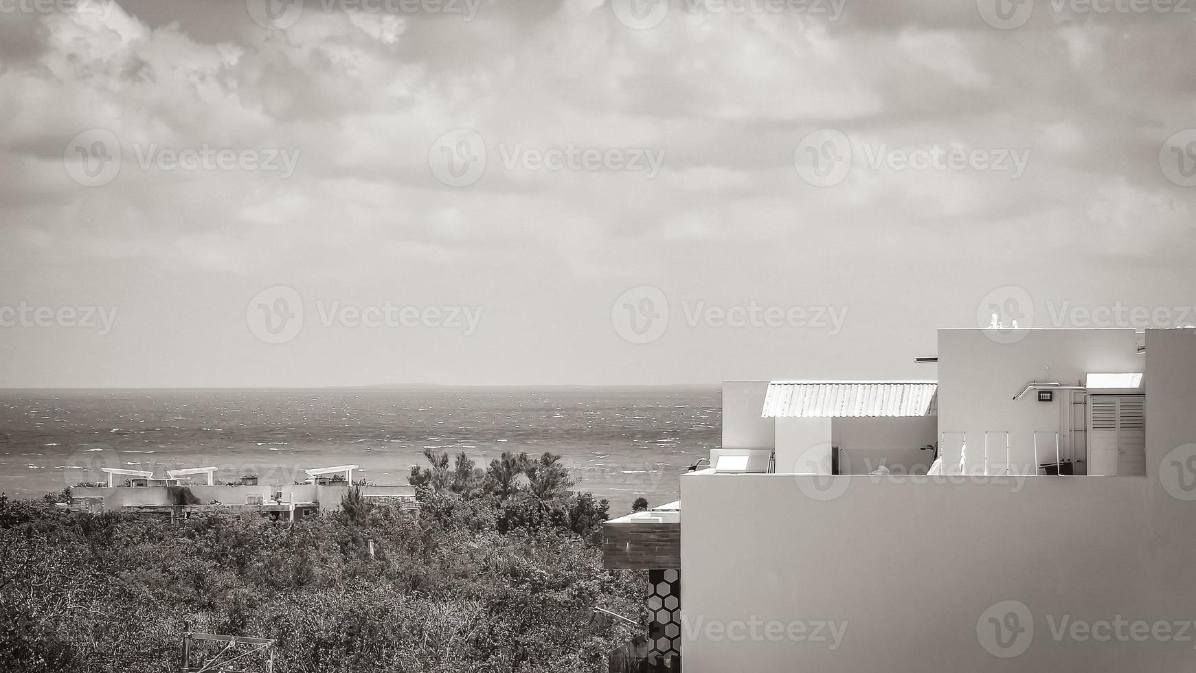 vista panorâmica do oceano e da praia do caribe da paisagem urbana playa del carmen. foto