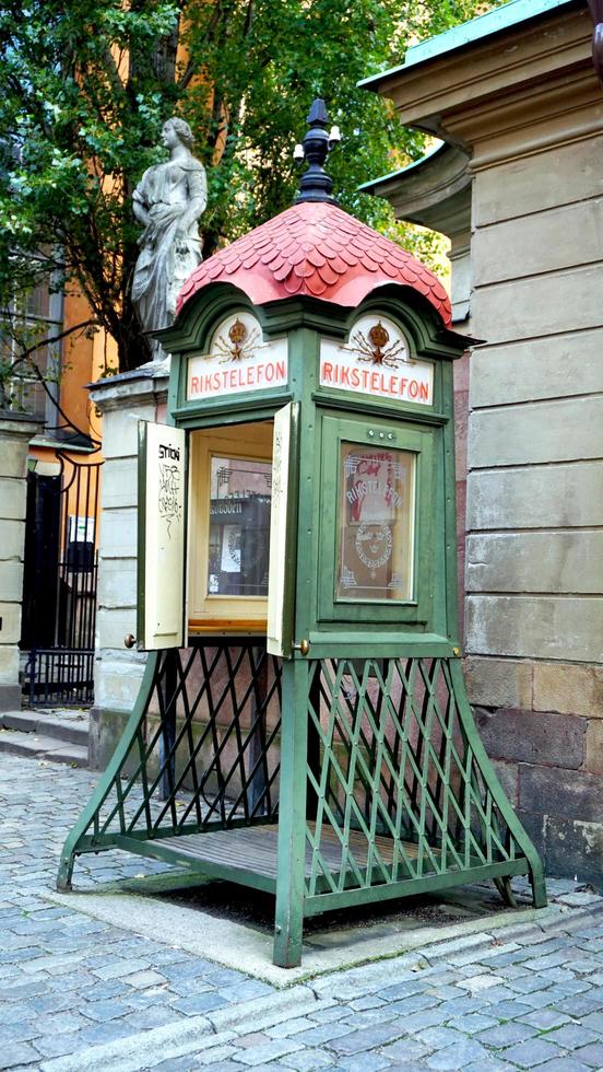 Telefone público antigo em Estocolmo, Suécia foto