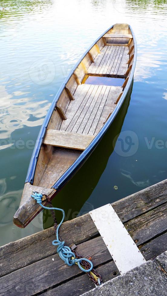 barco de madeira no lago e cais foto